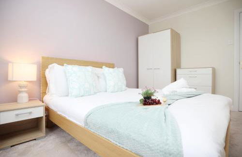 Is Y Coed Place By N And N Stays Ltd, Spacious 5 bed house in Wenvoe Cardiff, With Free Private Parking, Garden and WIFI - Photo 26