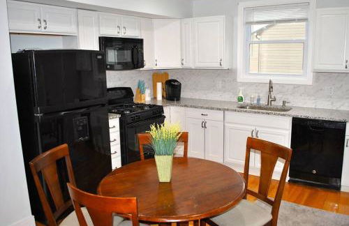 Stylish 4-Bedroom Full House. Plenty of Parking! - Foto 6