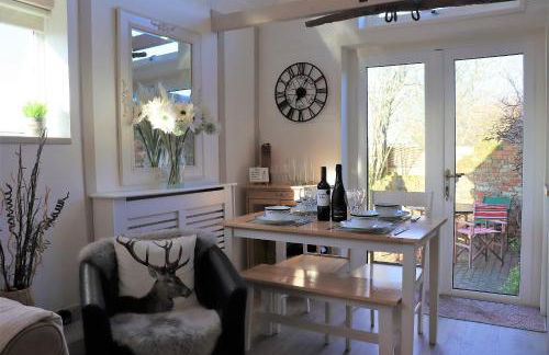 Beautiful Barn Conversion, 3 Bed, hot tub, sauna, gym, enclosed garden - Photo 1