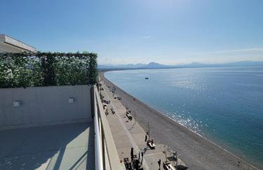 Stylish Rooftop Retreat with Hot Tub with Loutraki Beach - Foto 28