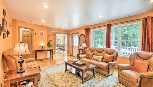 Granby Home with Deck Less Than half Mi to Aldrich Lake! - Foto 3