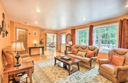 Granby Home with Deck Less Than half Mi to Aldrich Lake! - Foto 3