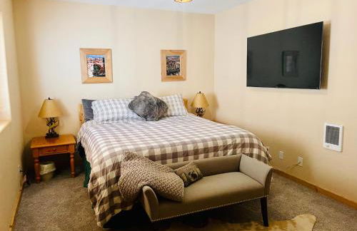 Adventure Awaits 3King Bed,2Bath Log Cabin in heart of Duck Creek Village! - Foto 20