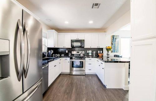 Gorgeous home away from home 3 bed 3 bath W/ pool - Foto 25