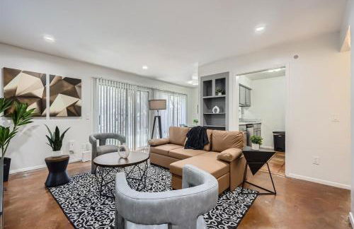 Your Walkable King Bed Getaway - Sleeps 4 - Pool Pkg - Foto 5