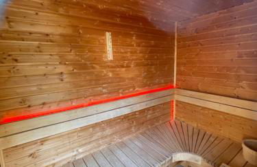 Luxury Pamper Home Hot Tub & Sauna Ladies Retreat - Photo 35