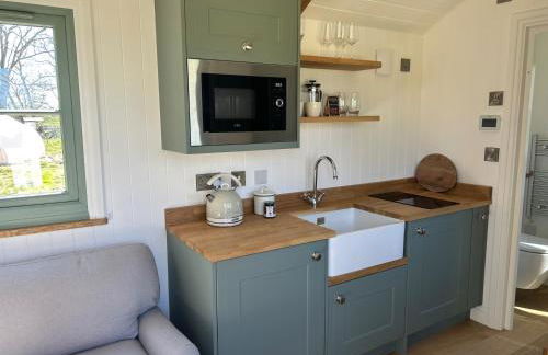 Luxury Shepherds Hut near Glamorgan Coast - Photo 5