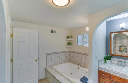 Crestline Home with Private Hot Tub Steps to Lake! - Foto 18