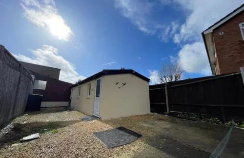 Modern Private Guest Suite Near Heathrow Free Parking & Garden - Foto 16