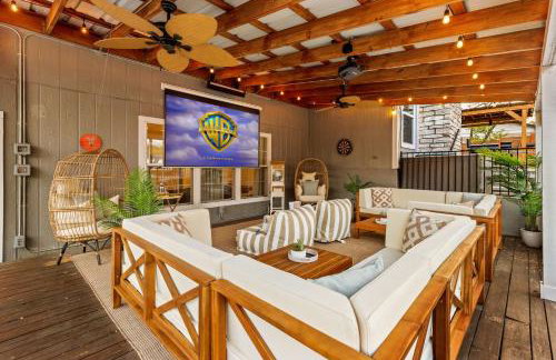 Lux 5BR gem with Heated Pool, SPA, and Outdoor Movie Theater - Foto 32