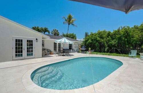 HIDDEN GEM - Family Friendly Pool Home -Welcome - Photo 2