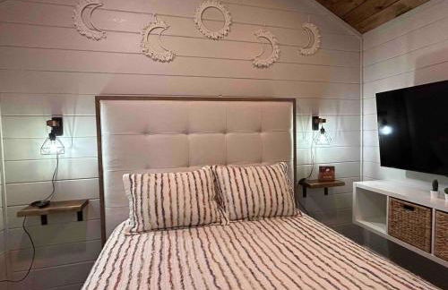 Blissful Nook Tiny Home, Cozy Retreat, Hot Tub, Close to Town, Deep Creek, & Entrance to National Park - Foto 16