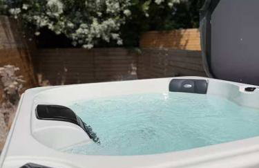 Modern 2 Bedroom Private Detached Cottage With HotTub - Foto 4