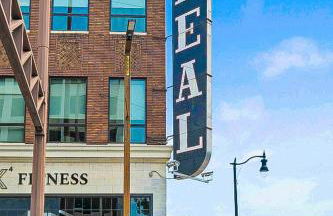 Theatre Retreat 2 Bedroom Loft - 1 Blk from Theatres - Foto 31