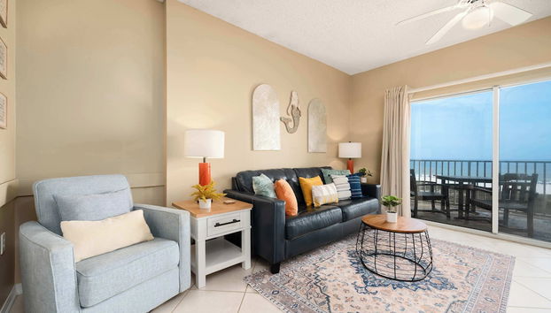 Stylish Beachfront Retreat ~ Gulf Views ~ Pools! - Foto 5, Zona de estar