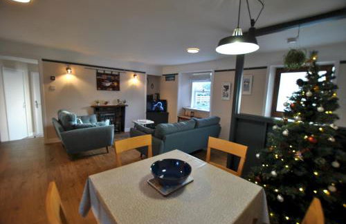 Carpenters Cottage- coastal stay with garden - Foto 28