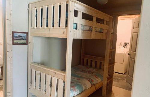 New! Lower Level Ranch Home - 10 mins to Town - Foto 23