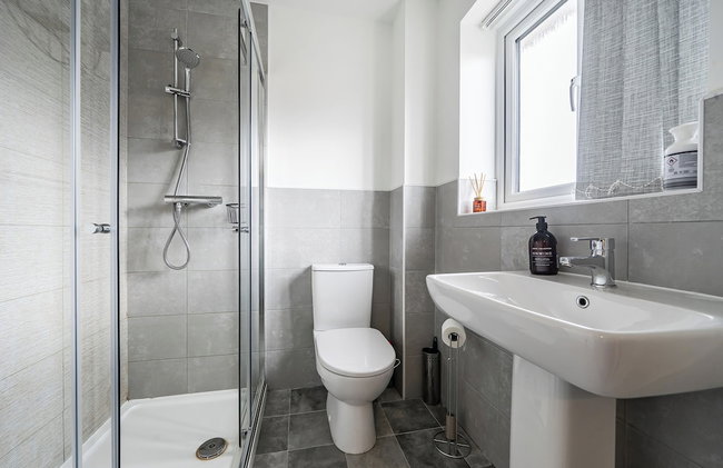 Cozy 4 Bedroom Home in Walsall, Free Parking, EVC, WIFI, 30 days 10 percent off - Foto 20