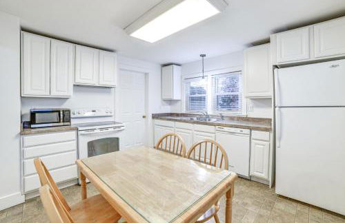 Near Hiking and Skiing Cozy Home in Cortland! - Photo 2