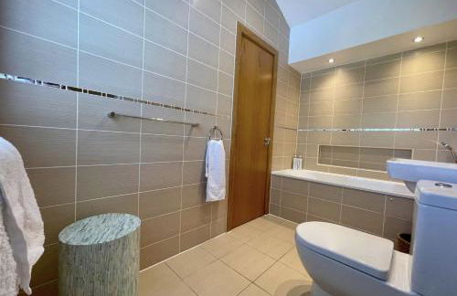 Modern contemporary home in beautiful setting - Foto 76