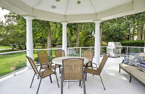 Elegant Riverfront Home with Expansive Views - Foto 23