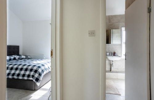 4 bedroom house with Garden, Parking & 3 mins Walking Distance from Train Station - Photo 34