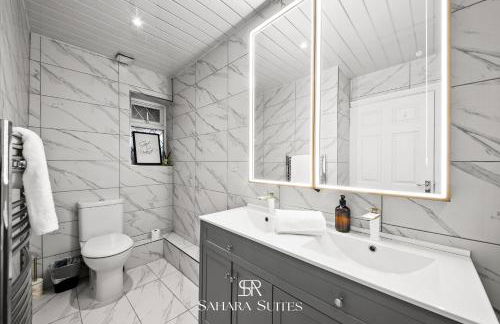 Spacious 6BR - City Hub & Parking - Sleeps 13 - Photo 31