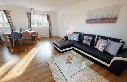 Beautiful & Spacious with 2 Free Parking Spaces - SRK Accommodation - Photo 18