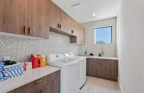 Barton Springs Luxe Heated Pool Spa Sleeps 16 - Photo 77