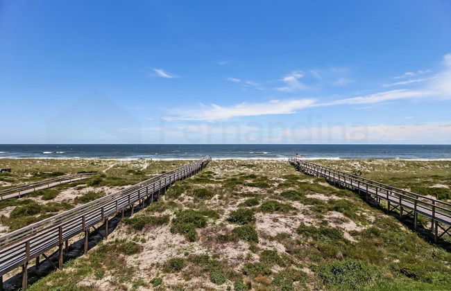 Newly Remodeled Oceanfront Condo with Salt Water Pool and Private Walkway to Beach by RedAwning - Foto 31