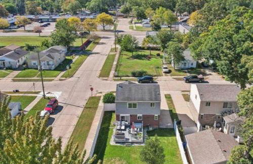 Newly Luxury Dream Home With 4 Bedroom 2 Full Bath, Full Body Massage Chair, 65Inch TV, Nice Deck, Fenced Backyard, Private Gym - Foto 23