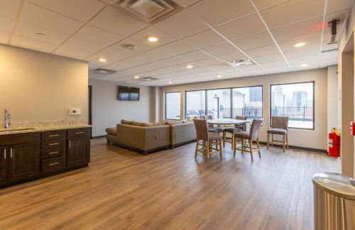 King Bed - Heart of PB - Jaw-Dropping Rooftop and Gym - Foto 20