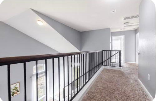 Modern 4BR Retreat, Fast WiFi, Parking, Less than 15 mins from Austin - Foto 38