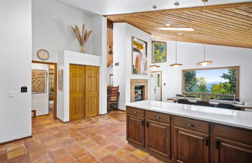 Nestled Inn Vacation Home Rental Evergreen - Trails, Views, Hot Tub, Skiing! - Foto 9