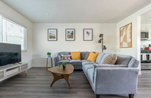 Modern 2BR Condo with King Bed & Balcony near LA - Foto 7