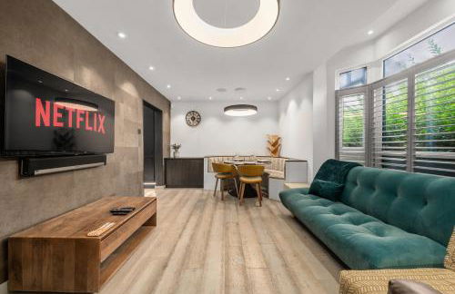 West Didsbury Retreat l Cinema l Sleeps 8 - Photo 12