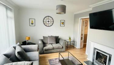 Wolverhampton 3-Bed Home Garden 4 Beds Parking for 2 Vans Ideal for Contractors, NHS & Long Stays Near M6, Walsall & City Centre - Foto 2