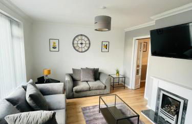 Wolverhampton 3-Bed Home Garden 4 Beds Parking for 2 Vans Ideal for Contractors, NHS & Long Stays Near M6, Walsall & City Centre - Foto 2