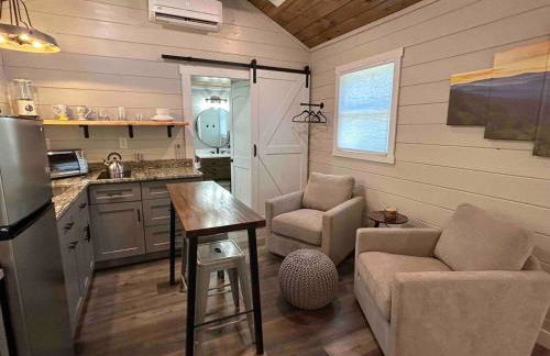 Blissful Nook Tiny Home, Cozy Retreat, Hot Tub, Close to Town, Deep Creek, & Entrance to National Park - Foto 17