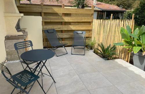 Logement neuf tout équipé, climatisé avec terrasse, barbecue, proche du bourg et des plages océanes, WIFI, linge et ménage compris - Foto 8