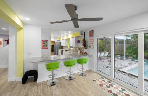 Pink Pony Villa - Waterfront Escape with Pool & Themed Rooms - Foto 17