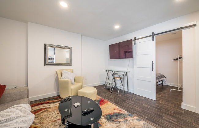 Modern Contemporary 2 Bedroom Suite - Photo 12