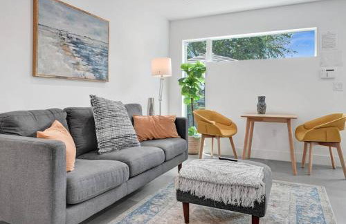 Contemporary 2BR Home with Pool & BBQ Access - Foto 21