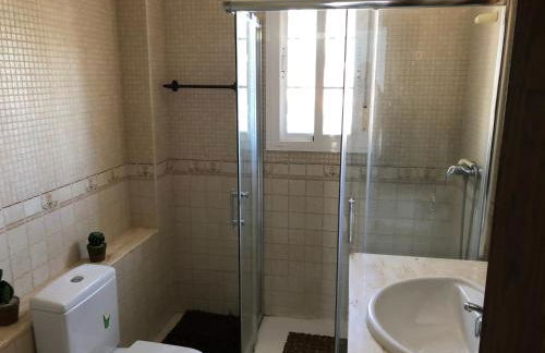 Moderno y amplio chalet, con piscina privada - Foto 54