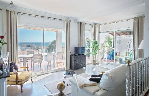 HOUSE WITH AMAZING VIEWS , OVERLOOKING THE FESTIVAL TOWN OF SITGES - Foto 1