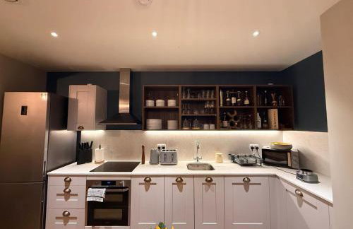 Luxury Private Room with Living Area Wembley Stadium View - Photo 25