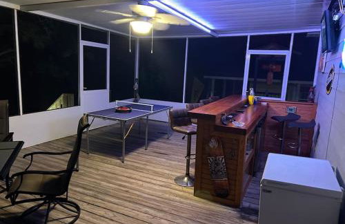 Bay Breeze Bliss-Hot Tub, Bar and Canal 5mi to Beach - Foto 7