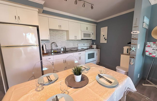 NEW Stunning Beachfront Condo at the Coral Beach - Foto 36