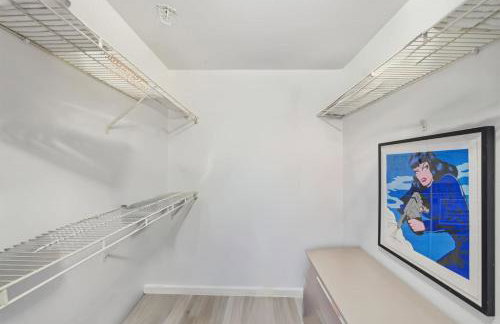 Stylish City Place WPB Escape King Bed and Den - Foto 20