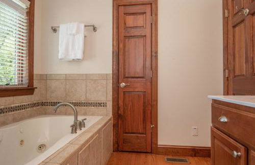 River Haven with Hot Tub - Foto 31